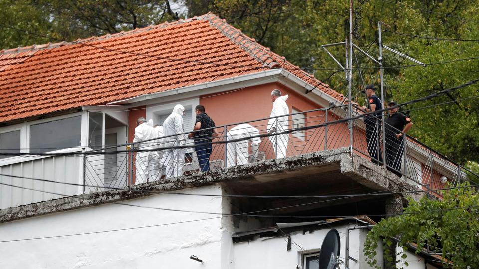 Politiets teknikere i gang med at undersøge det hus, hvor den formodede gerningsmand indledte et skyderi. I alt blev 11 dræbt inklusive drabsmanden. <i>Stevo Vasiljevic/Reuters</i>