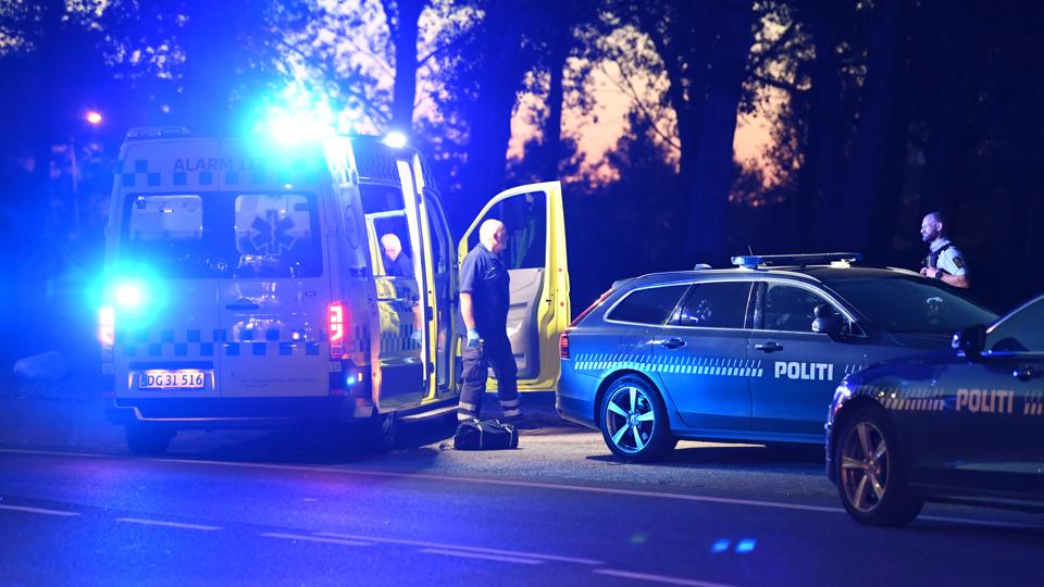 Nordjyllands Politi rykkede fredag aften talstærkt ud til Strandvejen i Aalborg Vestby. <i>Foto: Jan Pedersen</i>