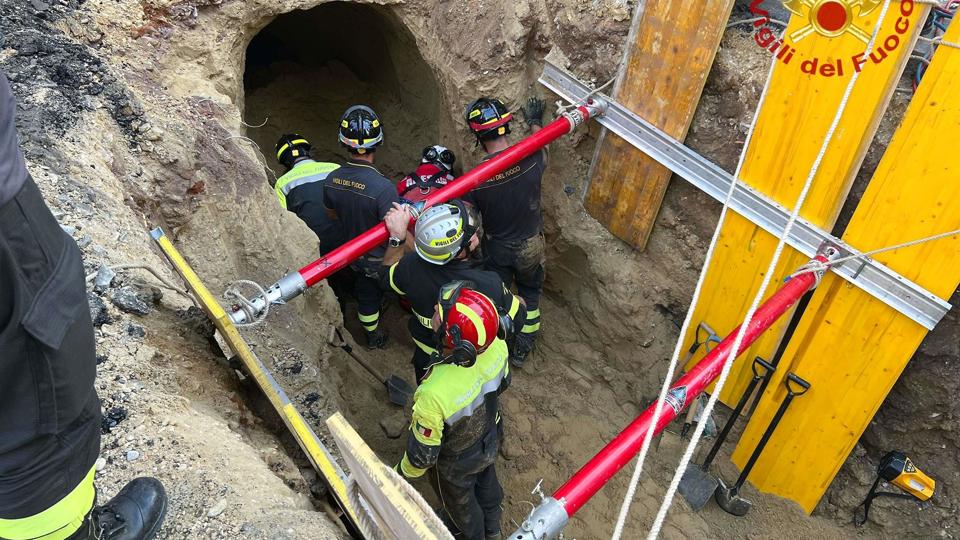 Italienske brandfolk arbejdede i mange timer på at redde en mand fra en tunnel. Manden er mistænkt for at være bankrøver. <i>Handout/Ritzau Scanpix</i>