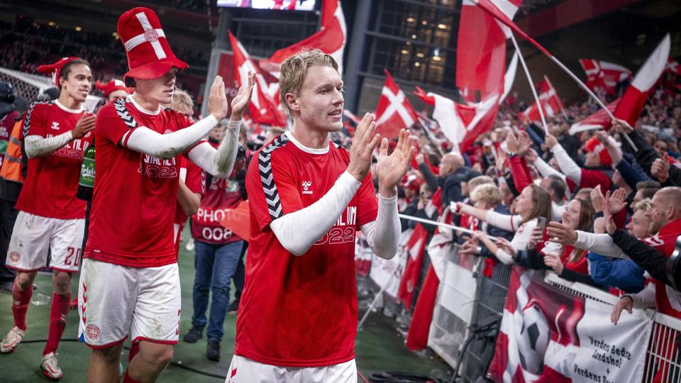 Simon Kjær og landsholdskammeraterne ligger aktuelt nummer 10 på Fifas verdensrangliste. <i>Liselotte Sabroe/Ritzau Scanpix</i>