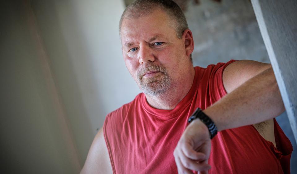 Henrik Vestergaard, fra Gølstrup kan ikke benytte MitID, og der er knap tre måneders ventetid hos borgerservice. <i>Foto: Martin Damgård</i>