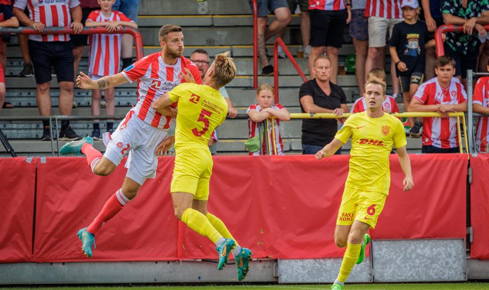 Lars Kramer vinder her en luftduel i en ganske solid AaB-defensiv mod FC Nordsjælland. <i>Foto: Martin Damgård</i>