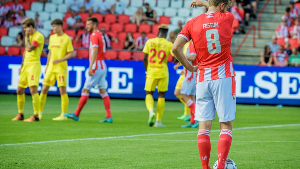 Det er usikkert, om Iver Fossum og de øvrige AaB-spillere får en ny holdkammerat i den resterende del af transfervinduet. <i>Foto: Martin Damgård</i>