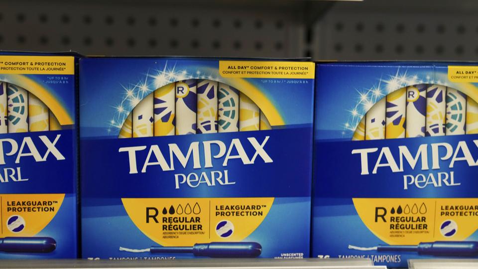 Mandag træder lov om gratis bind og tamponer i kraft i Skotland.
- Stolt af at have stemt for den første banebrydende lovgivning, som gør Skotland til det første land i verden, der tilbyder gratis hygiejneprodukter til alle dem, der har brug for det, skriver den skotske førsteminister Nicola Sturgeon på sin Twitter-profil. <i>John Nacion/Star Max/Ipx/Ritzau Scanpix</i>