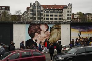 Russisk kunstner bag ikonisk kys på Berlinmuren er død