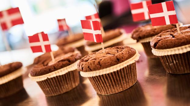 Der var kage, rød sodavand og masser af flag til jubilæumsfejringen. <i>Foto: Nicolas Cho Meier</i>