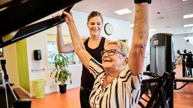 Centerleder Nanna Gade hjælper gerne med at lære udstyret at kende. <i>Foto: Nicolas Cho Meier</i>