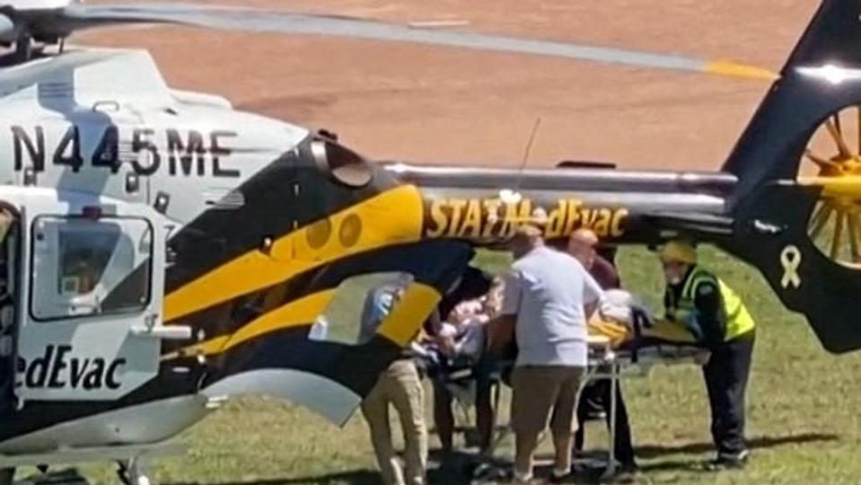 Salman Rushdie bliver her fragtet til en helikopter umiddelbart efter angrebet fredag. <i>Horatio Gates/Ritzau Scanpix</i>