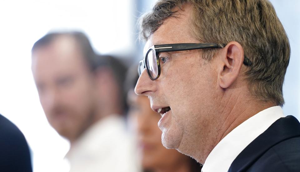 Venstre præsenterer en ny reform af beskæftigelsesindsatsen i Danmark på et pressemøde mandag den 15. august 2022. Partiet bliver dog spurgt en del ind til den parlamentariske situation. Tidligere mandag har De Konservatives leder meddelt, at han - ligesom Venstres formand - også er statsministerkandidat. <i>Mads Claus Rasmussen/Ritzau Scanpix</i>