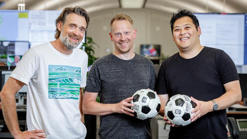 Vi sender Ripodsten live på Nordjyske.dk fra kl. 20 til midnat onsdag 31. august, når de sidste handler i fodboldens transfervindue falder på plads. Vært er Jens Otto Barsøe (tv). Sportsredaktør i Det Nordjyske Mediehus Claus Jensen (i midten) og sportsjournalist Simon Ydesen er med i studiet sammen med andre aktuelle gæster. <i>Foto: Henrik Bo</i>