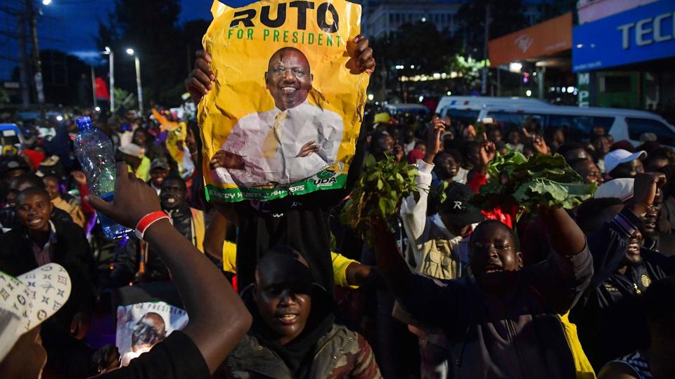 William Ruto (på plakaten) vil tage et opgør med eliten i Kenya. Han er netop blevet udråbt som landets nye præsident. <i>Simon Maina/Ritzau Scanpix</i>