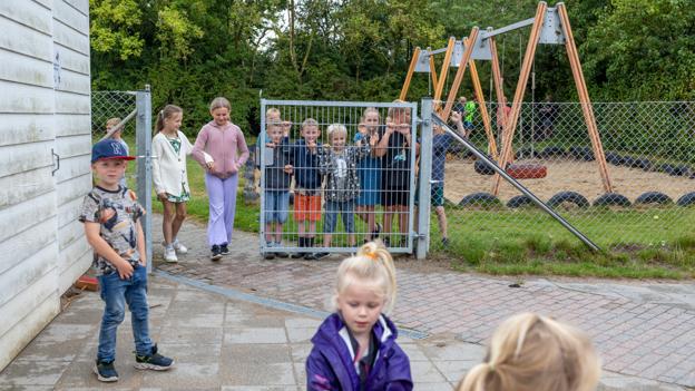 Der er pæn trafik begge veje, når lågen mellem institutionerne låses op. De eneste, der bliver hvor de er, er vuggestuens børn. <i>Foto: Martél Andersen</i>