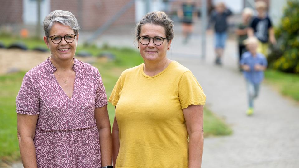Skolen skal være så åben som det er muligt og forsvarligt, mener LBO-leder Bente Bech (tv.) og skoleleder Sonja Paulin. <i>Foto: Martél Andersen</i>