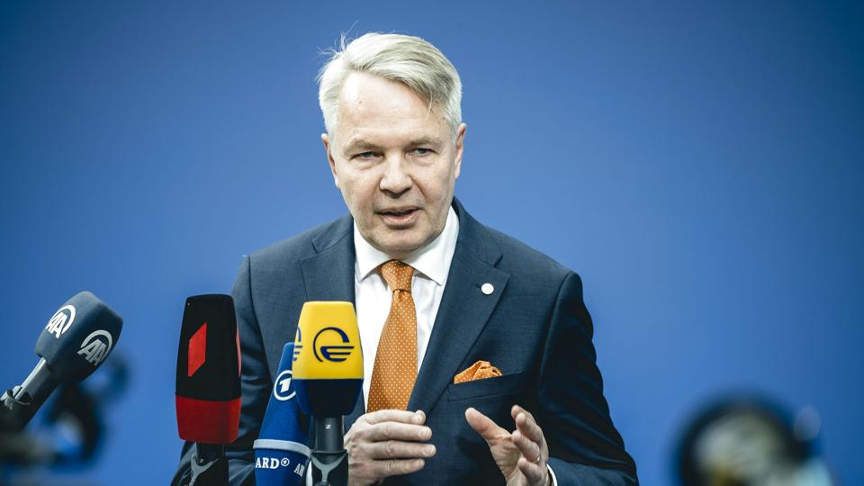Finlands udenrigsminister, Pekka Haavisto, har tirsdag meddelt, at væsentligt færre russere fremover vil få visum til landet. (Arkivfoto). <i>Xander Heinl/Ritzau Scanpix</i>