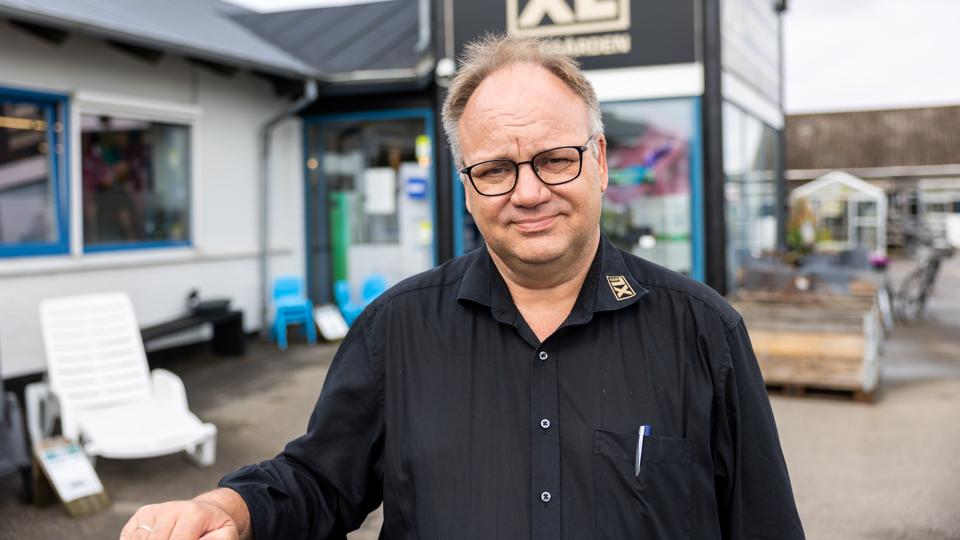 - Jeg har siddet på kontor med min far i 18 år. Lige pludselig er ens mentor der ikke, og du skal selv træffe beslutningerne. Det var kæmpe chok, siger Carsten om at drive forretningen videre efter hans fars død. <i>Foto: Kim Dahl Hansen</i>