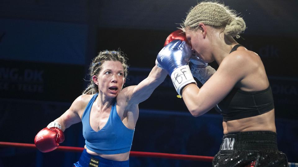 Sarah Mahfoud (til venstre) forsvarede i april sin VM-titel mod tyske Nina Meinke. <i>Thomas Sjørup/Ritzau Scanpix</i>
