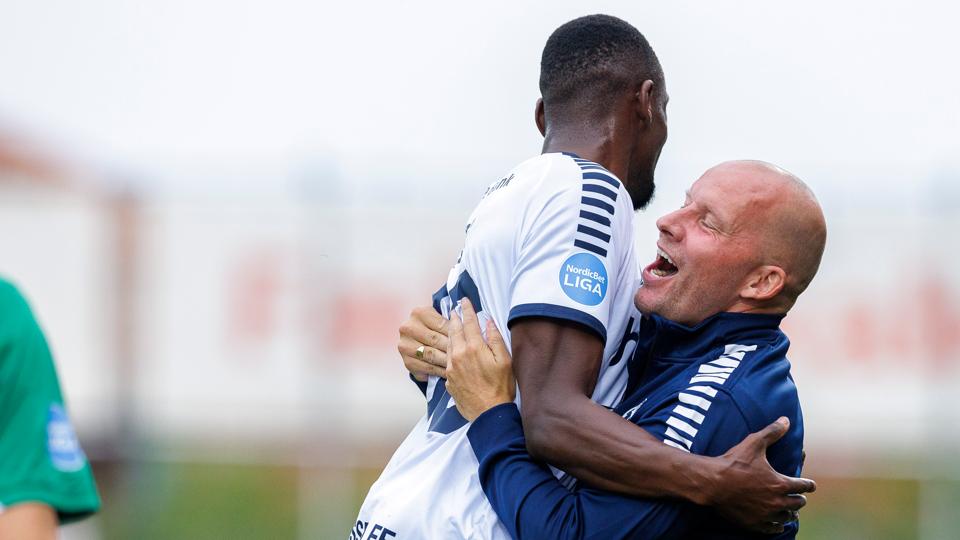 Der er ingen tvivl om, at træner Henrik Pedersen og Parfait Bizoza har fået et godt forhold til hinanden. Det illustrerer denne jubelscene efter Bizozas scoring i 1-0-sejren over Hobro. <i>Arkivfoto: Henrik Bo</i>
