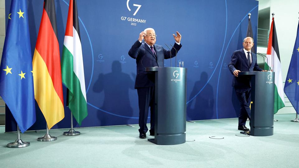 Den palæstinensiske leder, Mahmoud Abbas (til venstre), vil ikke undskylde for en militant gruppes drab på israelske atleter under sommer-OL i 1972 i München. Abbas deltog tirsdag i et pressemøde med Tysklands kansler, Olaf Scholz, i Berlin. (til højre). <i>Lisi Niesner/Reuters</i>