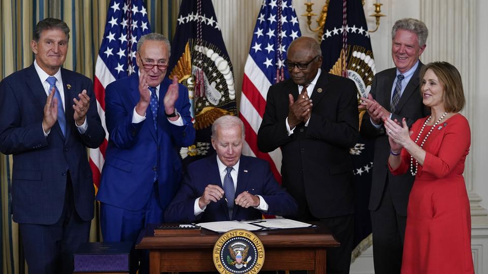 Flankeret af flere højtstående demokratiske kongresmedlemmer underskrev præsident Joe Biden tirsdag amerikansk tid en klima-, sundheds- og skattepakke til en værdi af cirka 430 milliarder dollar. <i>Susan Walsh/Ritzau Scanpix</i>