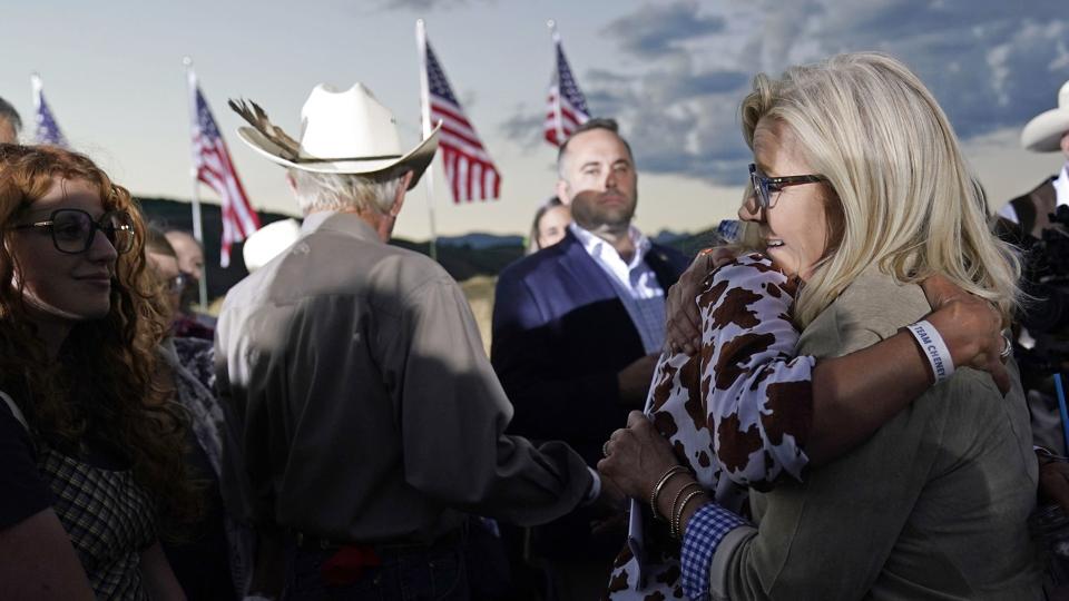 Republikaneren Liz Cheney (til højre) bliver omfavnet af en tilhænger, efter at hun i en tale erkendte sit nederlag ved partiets primærvalg i Wyoming. Cheney er en hård kritiker af tidligere præsident Donald Trump. <i>Jae C. Hong/Ritzau Scanpix</i>