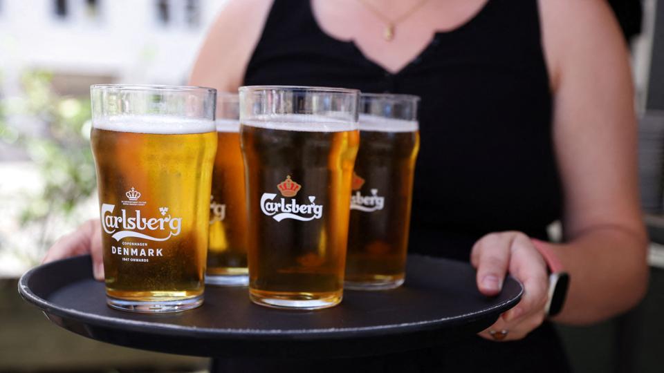 Carlsbergs exit fra Rusland slår stadig et milliardhul i bryggeriets regnskab, men nedenunder milliard-nedskrivningen kan man også se et voksende øl-salg. Derfor erklærer topchef Cees 't Hart sig tilfreds med første halvdel af 2022. (Arkivfoto). <i>Andrew Kelly/Reuters</i>