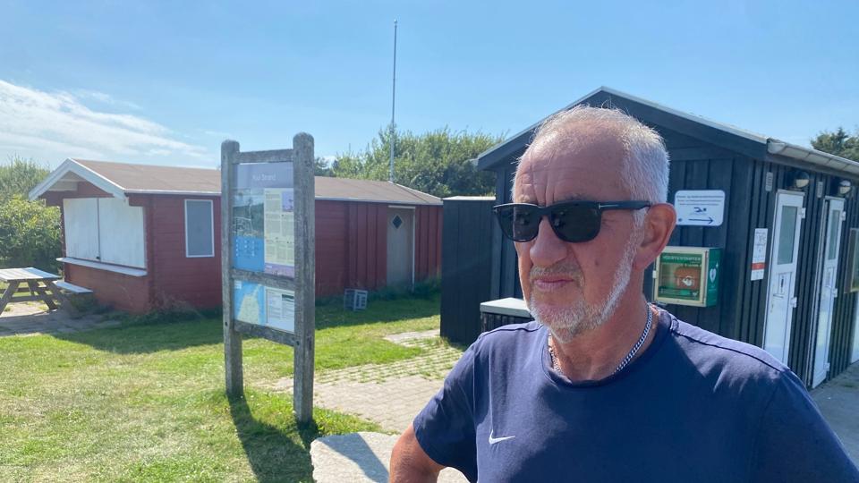 Flere badegæster undrer sig over, at ishuset ved Kjul Strand holder lukket. Erling Christensen gik forgæves. <i>Foto: Jakob Gammelgaard</i>