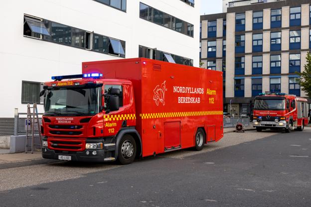 Nordjyllands Beredskab sendte to røgdykkerhold ind i det røgfyldte hotel. <i>Foto: Kim Dahl Hansen</i>