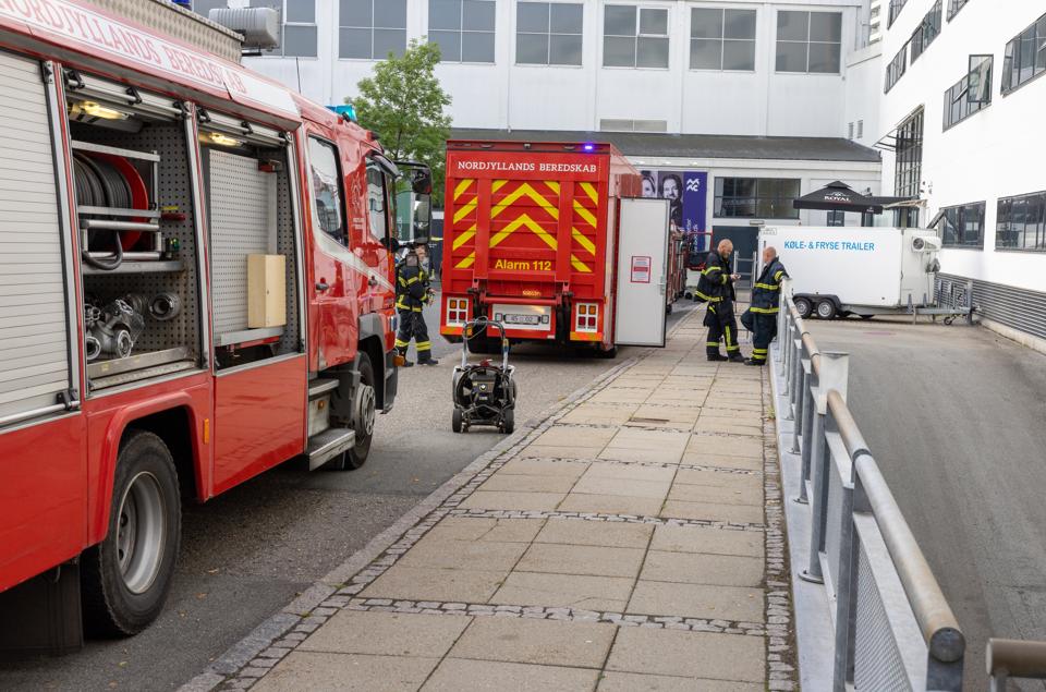 Adskillige brandbiler rykkede onsdag ud til Scandic-hotellet ved siden af Aalborg Kongres & Kultur Center. <i>Foto: Kim Dahl Hansen</i>