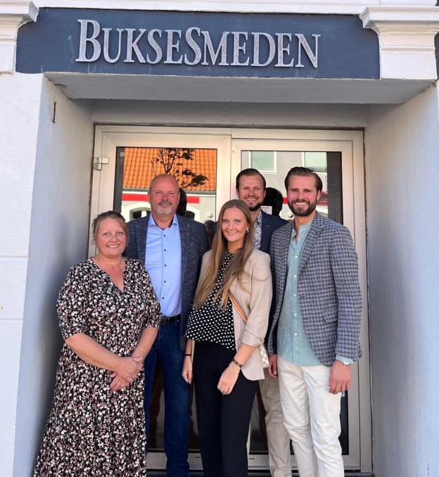 Familien Højslet samlet. Fra venstre Bettina, Jørgen, Mathilde, Mathias og Martin. <i>Privatfoto</i>