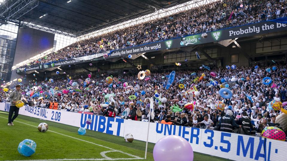 FCK's fans smider badedyr rundt på tribunerne, når klubben spiller den sidste hjemmekamp i sæsonen. <i>Liselotte Sabroe/Ritzau Scanpix</i>