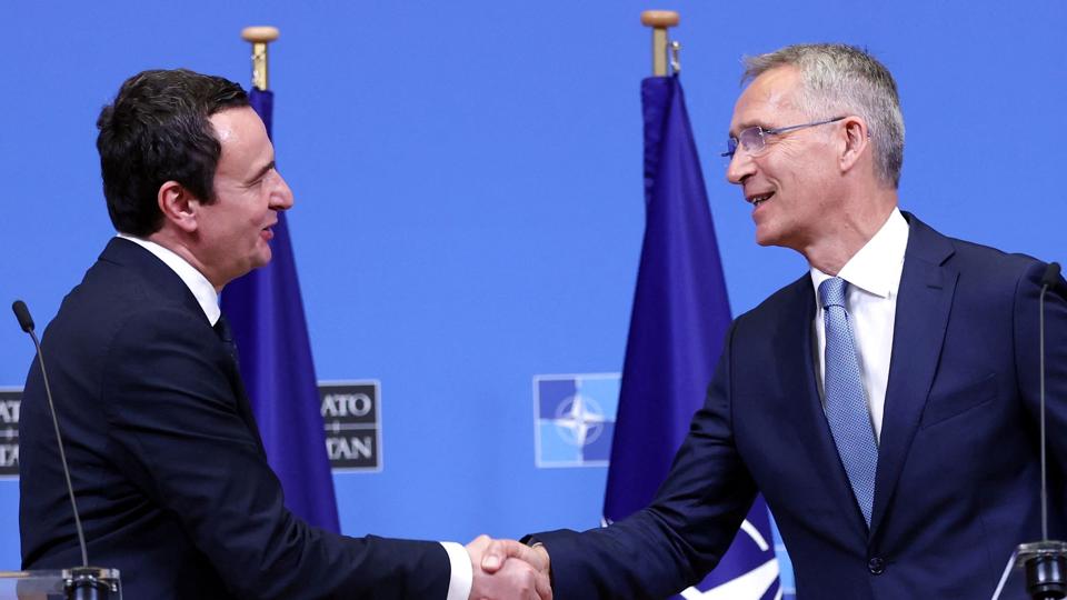 Kosovos premierminister, Albin Kurti (til venstre), mødtes onsdag med Natos generalsekretær, Jens Stoltenberg (til højre), i Bruxelles. <i>Francois Walschaerts/Ritzau Scanpix</i>