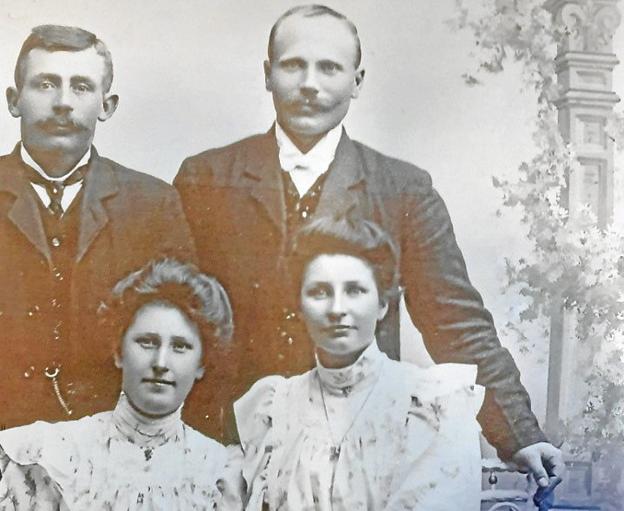 Et bekræftet foto af Maria Sørensens oldemor Laura Emilie og hendes mand. Det er parret yderst til højre. Billedet skal være taget ved deres forlovelse, altså formentlig før billedet i skoven. Her ligner Laura Emilie knap så meget sit oldebarn. <i>-</i>