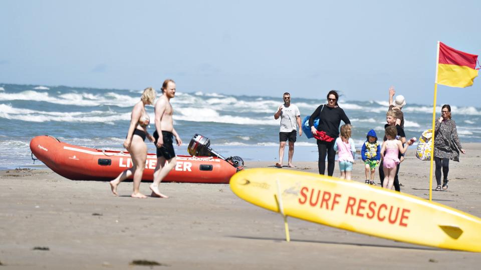 Når vinden - som her ved Løkken Strand - blæser ind mod land, har livredderne mindre travlt, end når der er fralandsvind. (Arkivfoto). <i>Henning Bagger/Ritzau Scanpix</i>