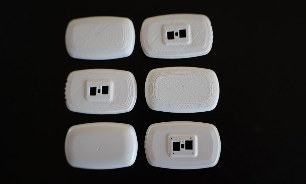 Emnerne her er den første prototype fra Arburgs Freeformer og fra en indsats skabt af 3D-printeren fra Addifab. Der er tale om en prototype til medicobranchen: Et emne, der - med indsat elektronik - blandt andet måler puls på psykiatriske patienter. Emnerne her er den første prototype fra Arburgs Freeformer og fra en indsats skabt af 3D-printeren fra Addifab. Der er tale om en prototype til medicobranchen: Et emne, der - med indsat elektronik - blandt andet måler puls på psykiatriske patienter.