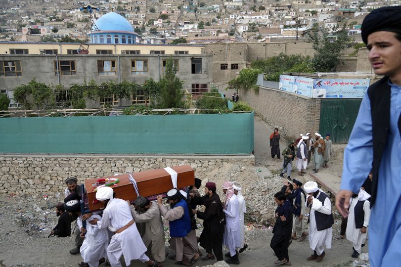 Sørgende begravede torsdag dødsofrene for en moské-bombe i Kabul. Mindst 21 blev dræbt og 33 såret ved bombeangrebet, som skete onsdag aften. <i>Ebrahim Noroozi/Ritzau Scanpix</i>