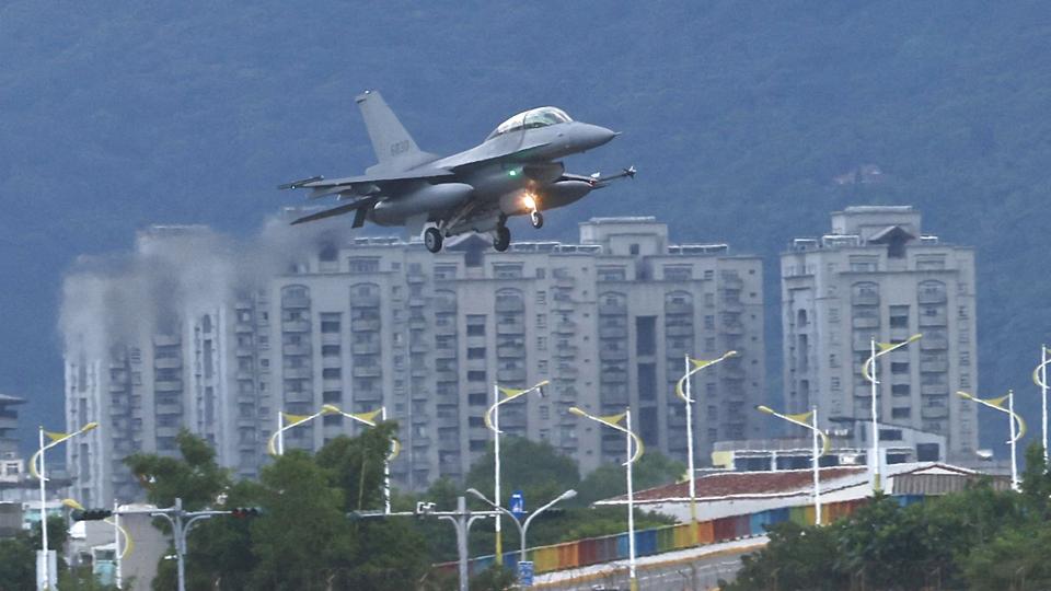 Et F16-fly lander på luftbase i Hualien på Taiwan, hvor spændingerne er taget voldsomt til i den seneste tid. Kinas udenrigsministerium advarer torsdag USA mod at fortsætte forhandlinger om handel med Taiwan. <i>Ann Wang/Reuters</i>