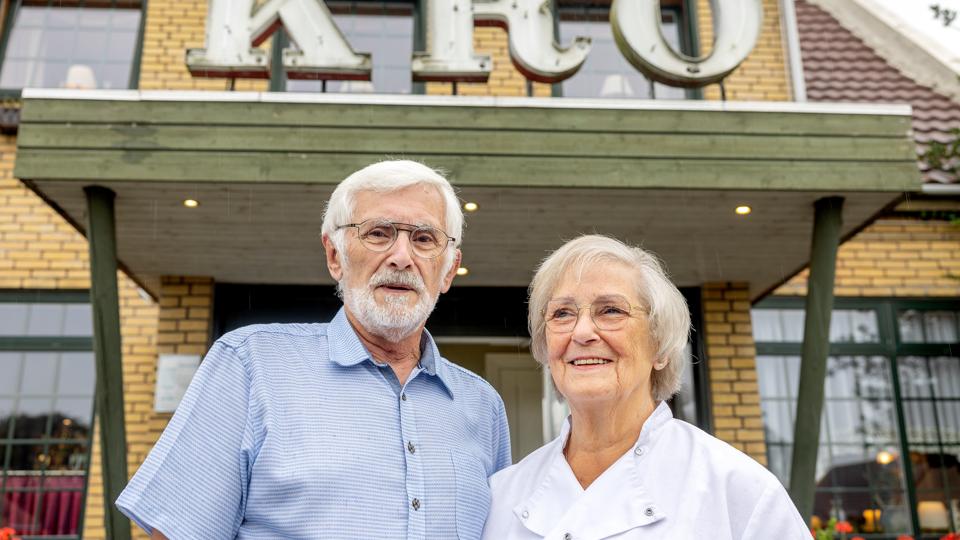 Mie og Kenneth håber, at de kan finde en køber, som vil drive kroen videre i samme ånd. <i>Foto: Lars Pauli</i>