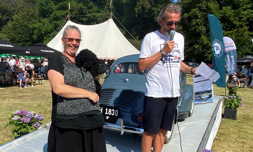 Bredt udvalg af biler blev premieret - fra Ferrari til denne lille Renault 4CV. Hunden hedder Viggo. Foto: Flemming Haslund Bredt udvalg af biler blev premieret - fra Ferrari til denne lille Renault 4CV. Hunden hedder Viggo. Foto: Flemming Haslund