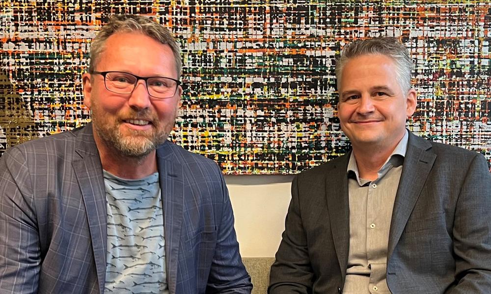 Martin Isaeus, CEO hos AquaBiota, og Tomas Hjorth (th.) Niras’ markedschef for Miljø i Sverige skal fremover arbejde tæt sammen.