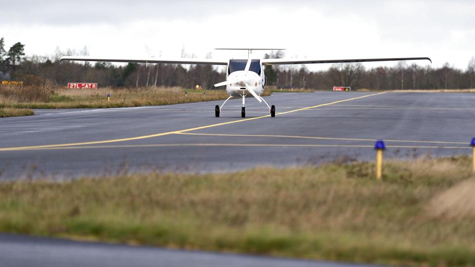 Man må ikke flyve med drone nærmere end otte kilometer fra en militær flyvestation. Flyvestation Karup lukkede onsdag, da en drone kom for tæt på. (Arkivfoto). <i>Henning Bagger/Ritzau Scanpix</i>