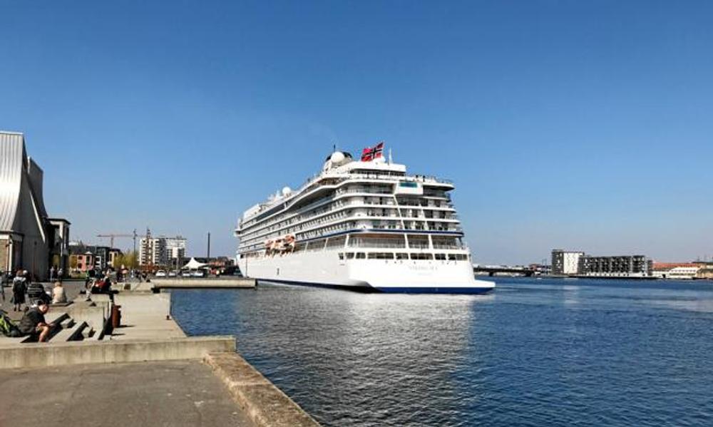 Krydstogtskibene forurener, hvis de ikke er tilsluttet et landstrømsanlæg, og klima- og miljørådmand Per Clausen (EL) vil have Port of Aalborg til at betale for et anlæg. Krydstogtskibene forurener, hvis de ikke er tilsluttet et landstrømsanlæg, og klima- og miljørådmand Per Clausen (EL) vil have Port of Aalborg til at betale for et anlæg.