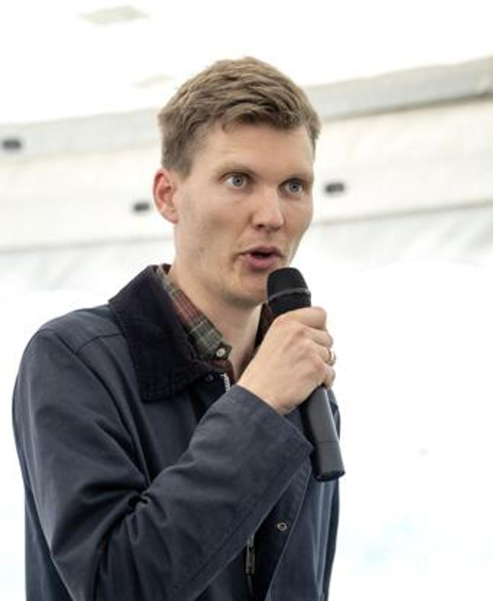 Formanden for Port of Aalborg, Lasse Frimand Jensen (S), mener ikke, at der skal etableres et landstrømsanlæg i Aalborg på nuværende tidspunkt. Formanden for Port of Aalborg, Lasse Frimand Jensen (S), mener ikke, at der skal etableres et landstrømsanlæg i Aalborg på nuværende tidspunkt.