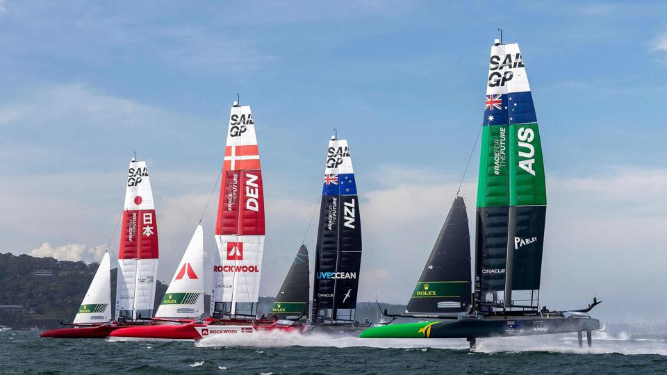 Alle deltagerne sejler i ens F50-katamaranbåde, der har en topfart på 100 kilometer i timen. Der skal dog lidt hjælp til fra vindstyrken, hvis bådene skal op på deres topfart. En hjælp, de næppe får til sejladsen i København. <i>Andrea Francolini/Ritzau Scanpix</i>