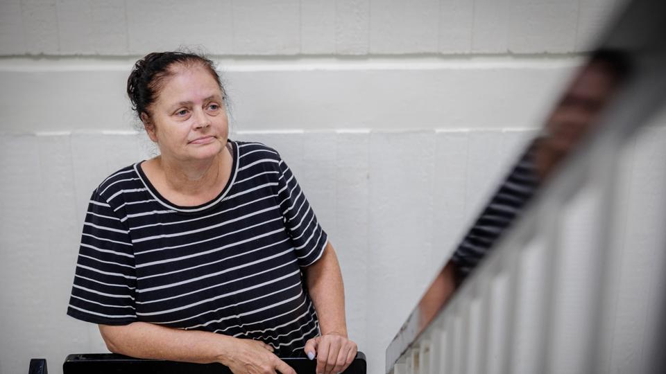 Diannie Tekin er 55 år og bor med sine tre børn i Gug.
