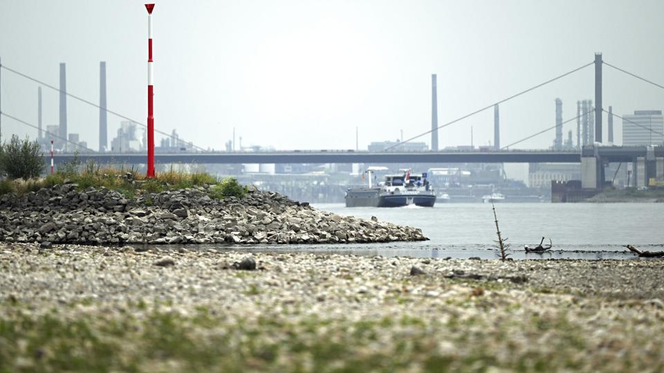 Et fragtskib på Rhinen, hvor vandstanden er permanent lav grundet tørke. Tørken kaldes historisk og går for at være den værste i 500 år <i>Federico Gambarini/Ritzau Scanpix</i>