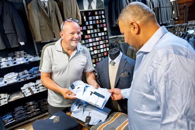Jørgen Højslet i butikken i Løgstør. <i>Foto: Lars Pauli</i>