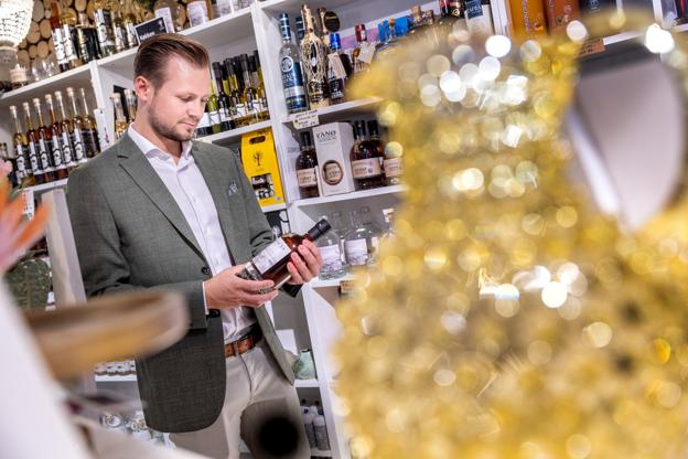 Mathias Højslet står for butikken i Fjerritslev. <i>Foto: Lars Pauli</i>