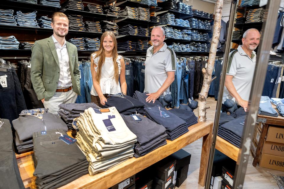 Jørgen Højslet sammen med datteren Mathilde og sønnen Mathias. <i>Foto: Lars Pauli</i>