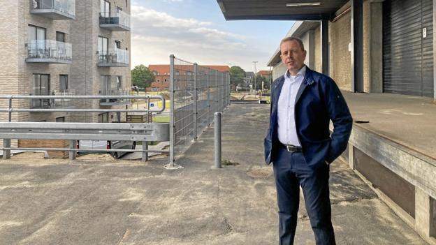 Der skal laves en ny trappe her, som skal forbinde pendlerparkeringspladsen med banegården, fortæller Peter Stecher. <i>Foto: Mette Møller</i>