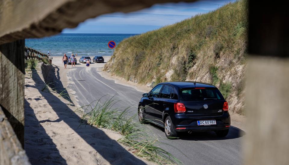 Hjørring Kommune vil lukke nogle nedkørsler til stranden i vinterhalvråret. Én af dem er ved Løkken Strand Nord. <i>Foto: Martin Damgård</i>